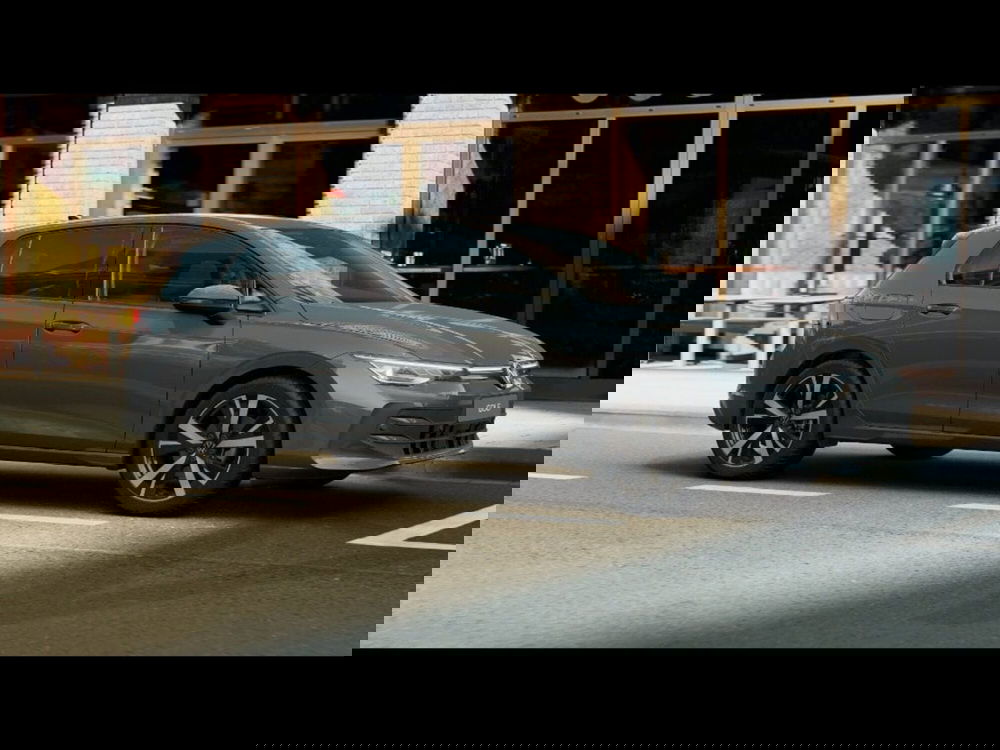 Volkswagen Golf nuova a Livorno (3)