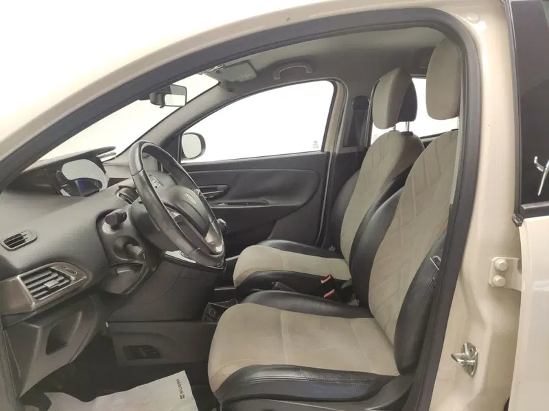 Lancia Ypsilon usata a Avellino (12)