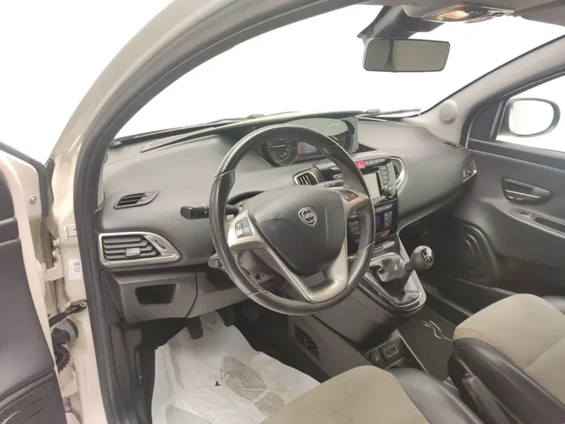 Lancia Ypsilon usata a Avellino (13)