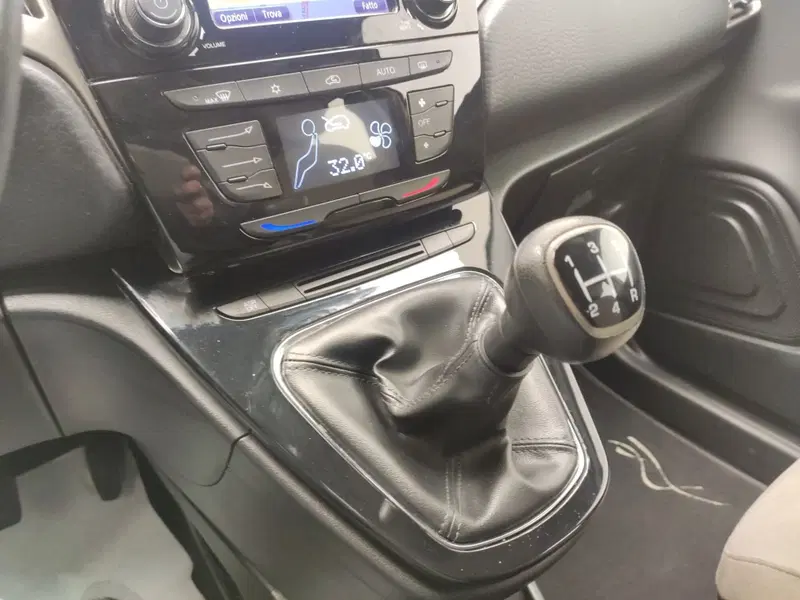 Lancia Ypsilon usata a Avellino (20)