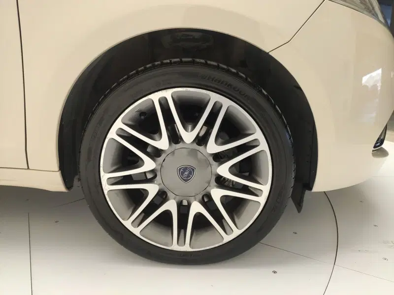 Lancia Ypsilon usata a Avellino (7)