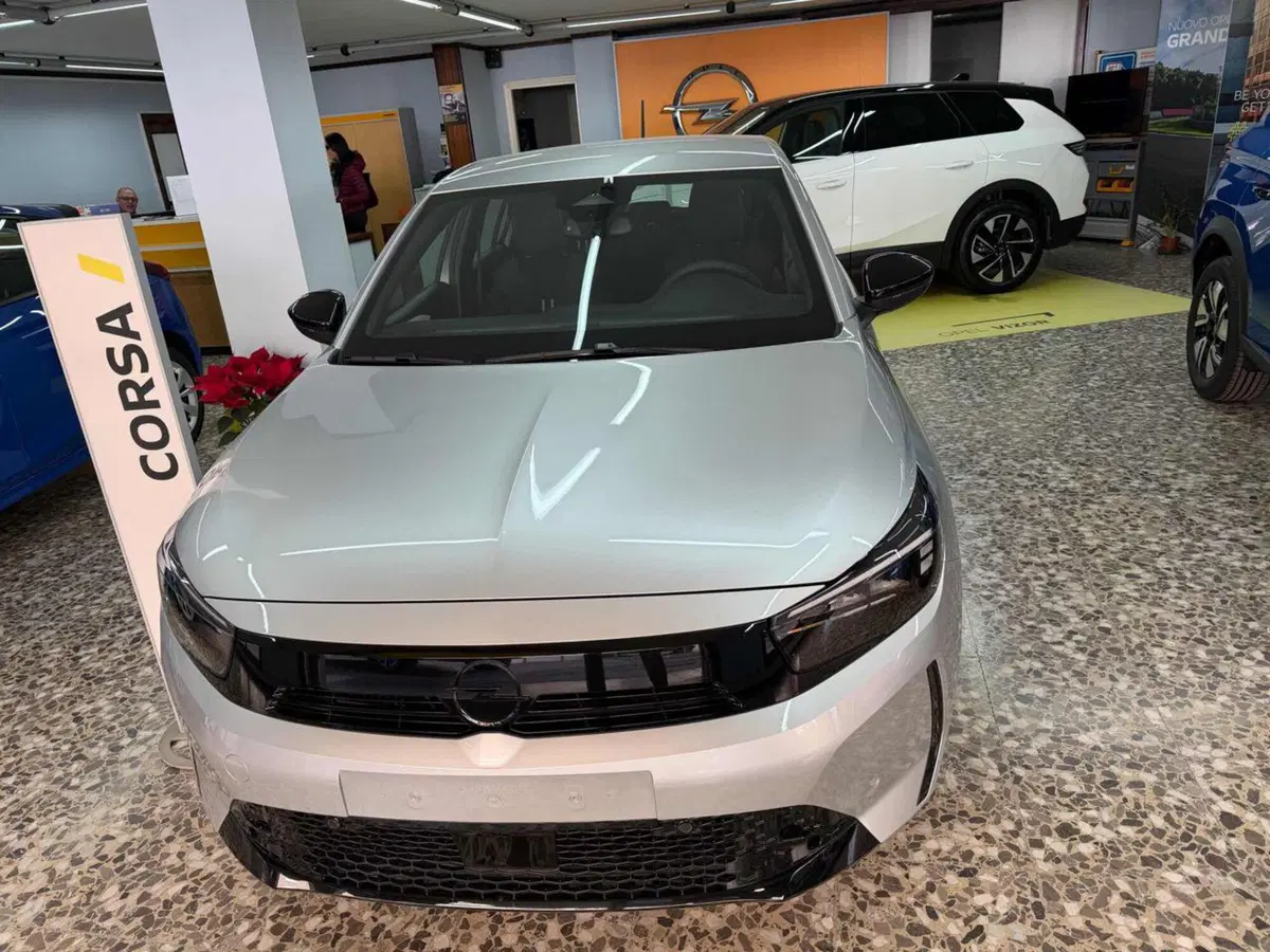 Opel Corsa nuova a Foggia (3)