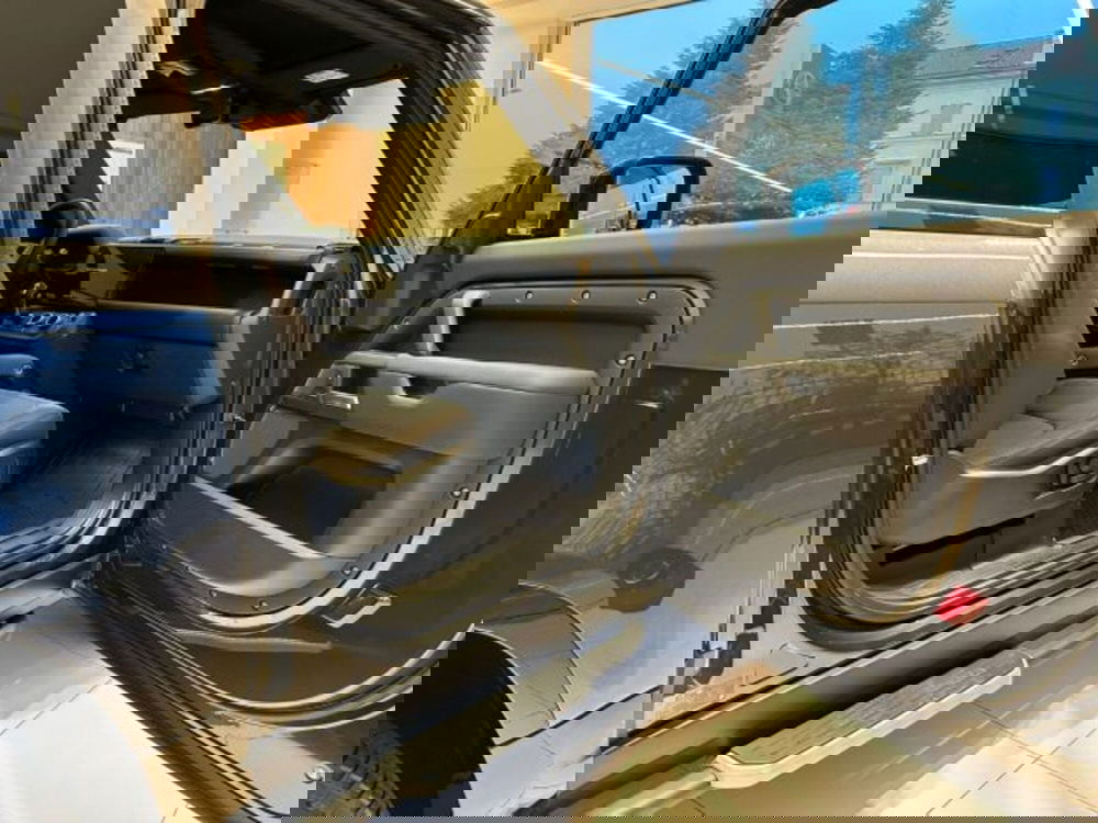 Land Rover Defender nuova a Modena (8)