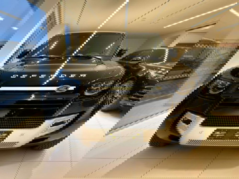 Land Rover Defender nuova a Modena (2)