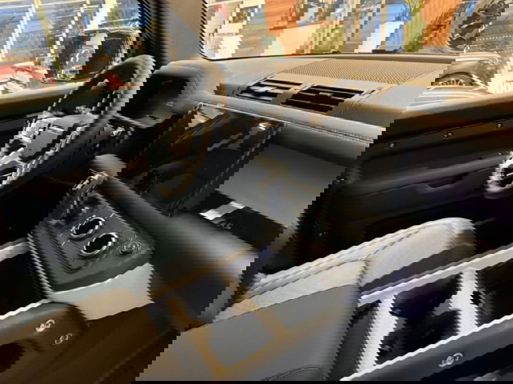 Land Rover Defender nuova a Modena (9)