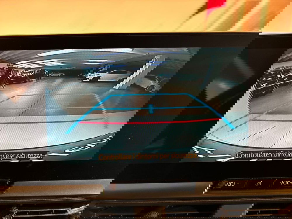 Toyota Toyota C-HR nuova a Lecco (14)