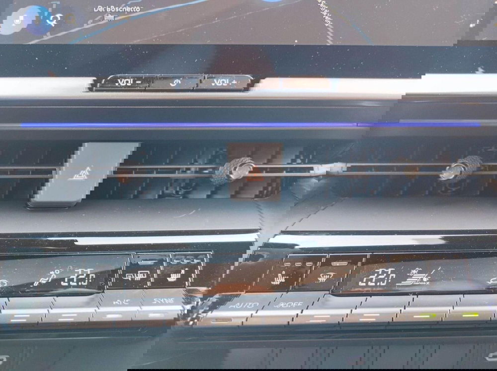 Toyota Toyota C-HR nuova a Lecco (11)