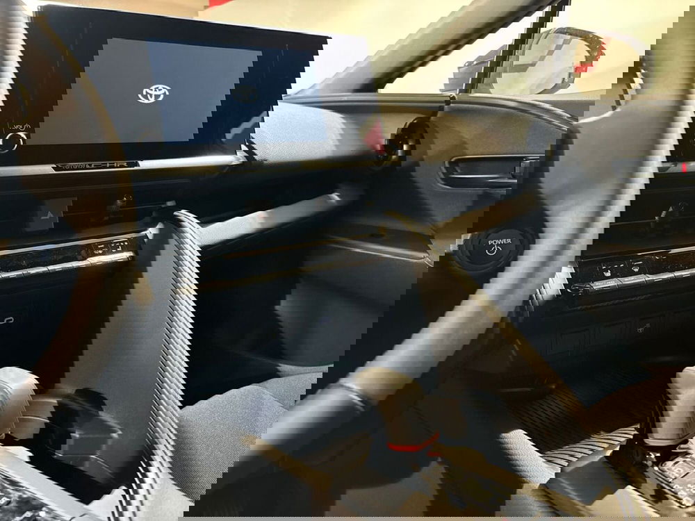 Toyota Toyota C-HR nuova a Lecco (12)