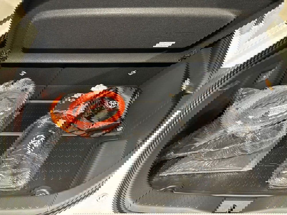 Toyota Toyota C-HR nuova a Lecco (15)