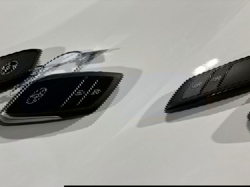 Toyota Toyota C-HR nuova a Lecco (17)