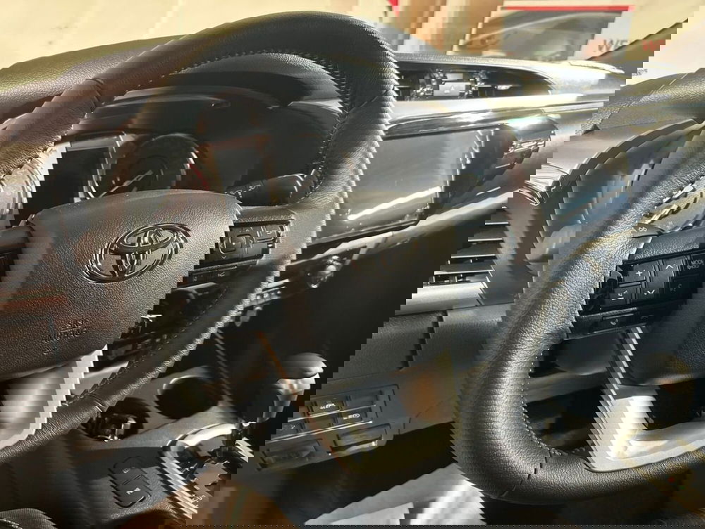 Toyota Hilux nuova a Lecco (14)