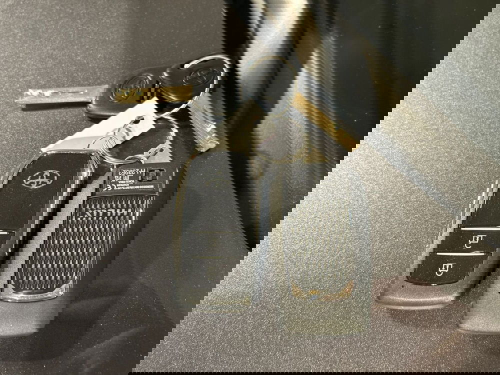 Toyota Hilux nuova a Lecco (16)