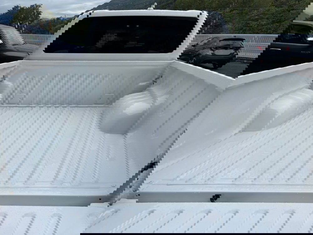 Toyota Hilux nuova a Lecco (12)