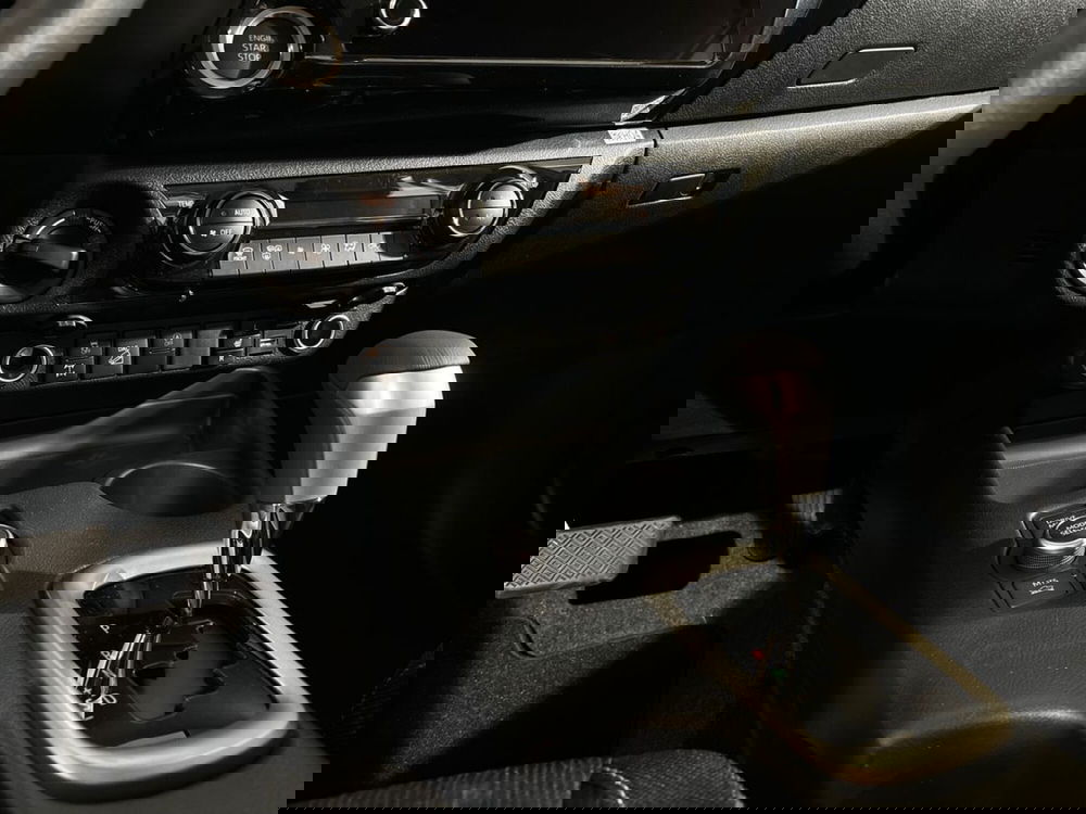 Toyota Hilux nuova a Lecco (14)