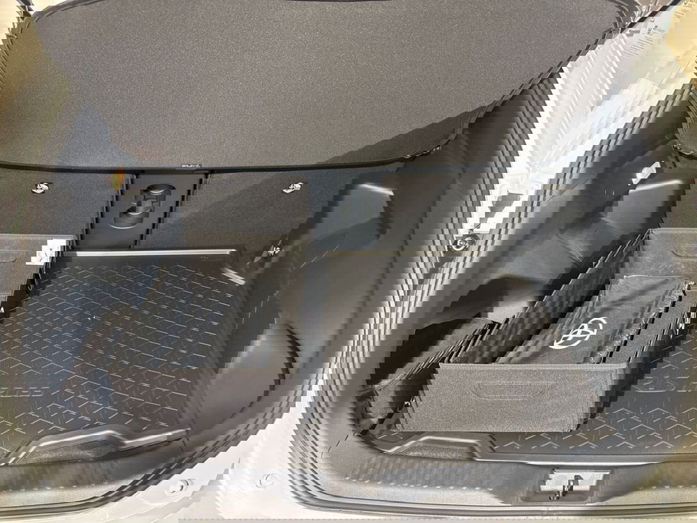 Toyota Yaris Cross nuova a Lecco (12)