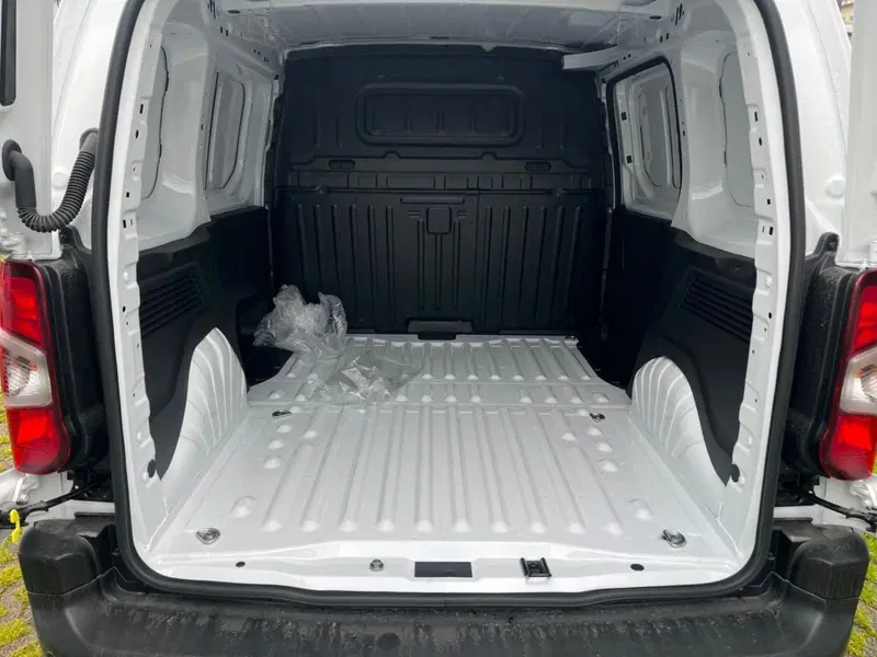 Peugeot Partner Furgone nuova a Milano (13)
