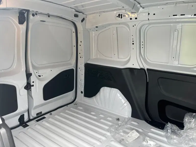 Peugeot Partner Furgone nuova a Milano (14)