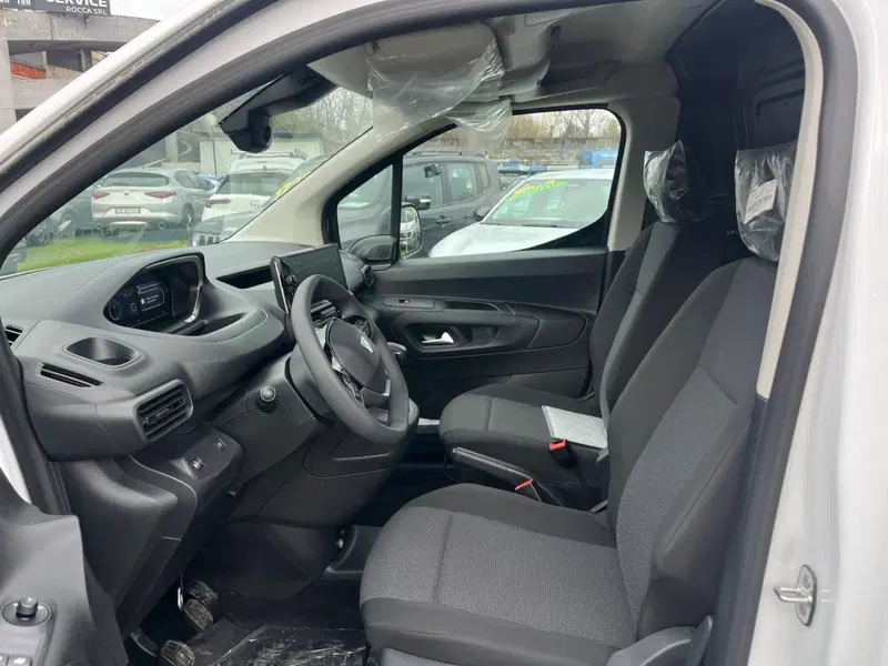 Peugeot Partner Furgone nuova a Milano (17)