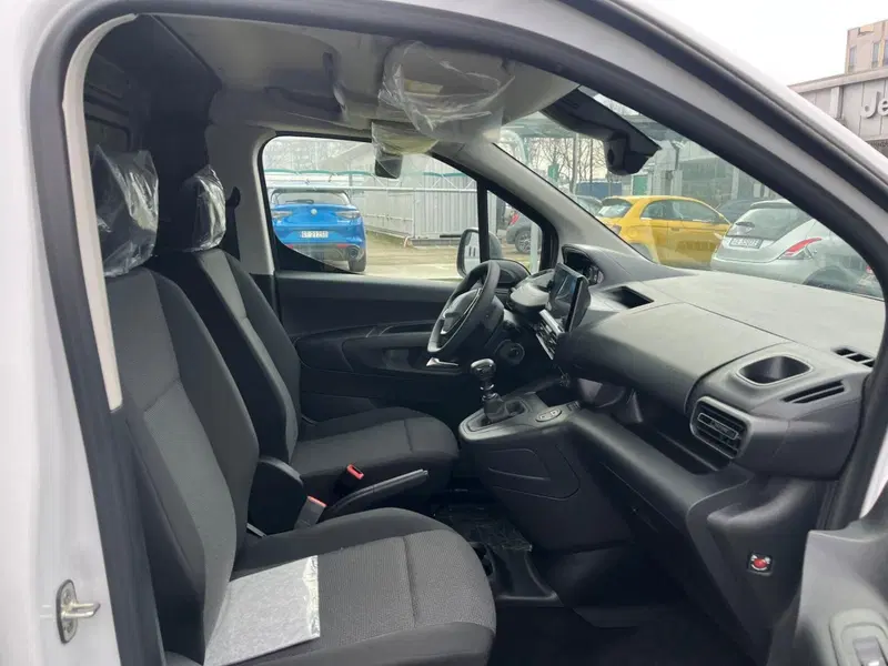 Peugeot Partner Furgone nuova a Milano (18)