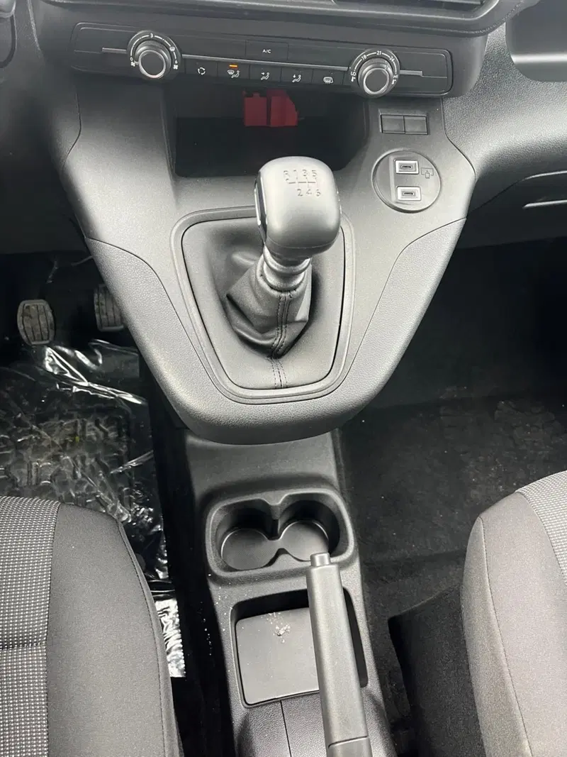 Peugeot Partner Furgone nuova a Milano (20)