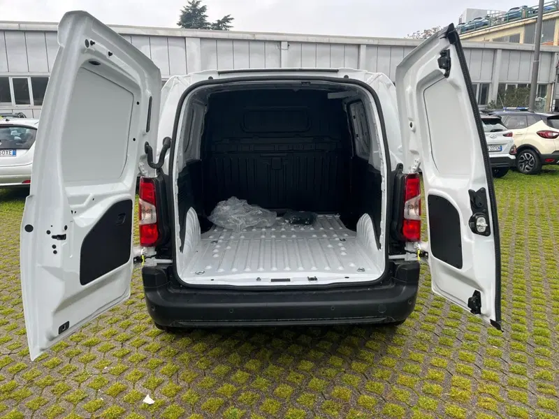 Peugeot Partner Furgone nuova a Milano (12)