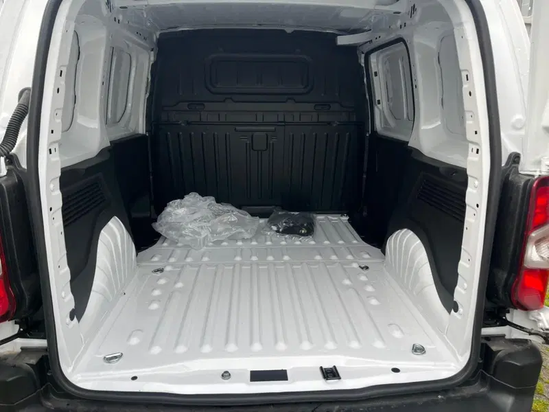 Peugeot Partner Furgone nuova a Milano (13)