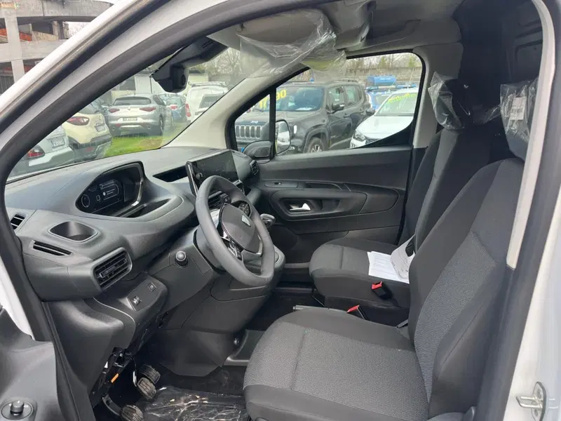 Peugeot Partner Furgone nuova a Milano (17)