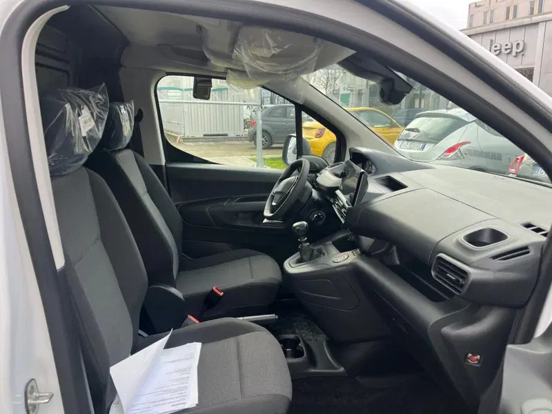 Peugeot Partner Furgone nuova a Milano (18)