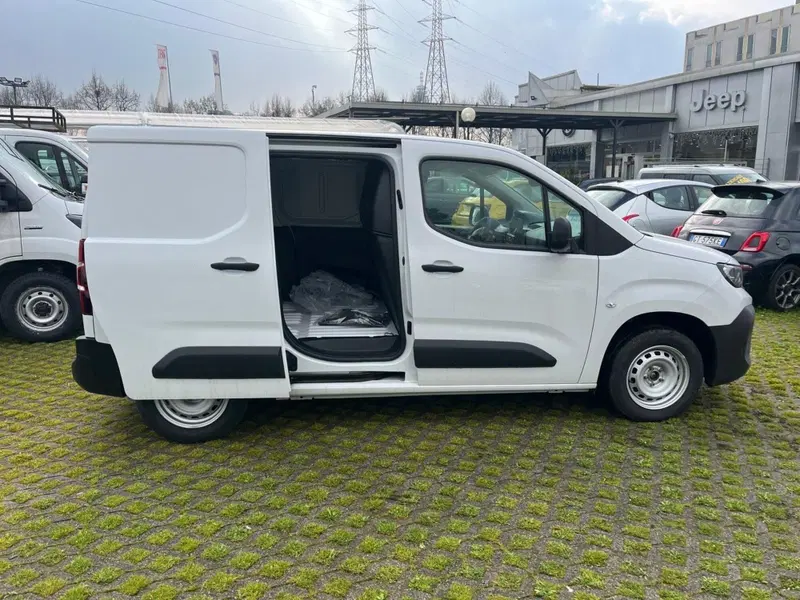 Peugeot Partner Furgone nuova a Milano (6)