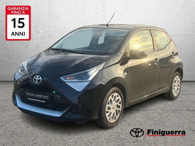 Toyota Aygo Connect 1.0 VVT-i 72 CV 5 porte x-play MMT del 2021 usata a Osnago