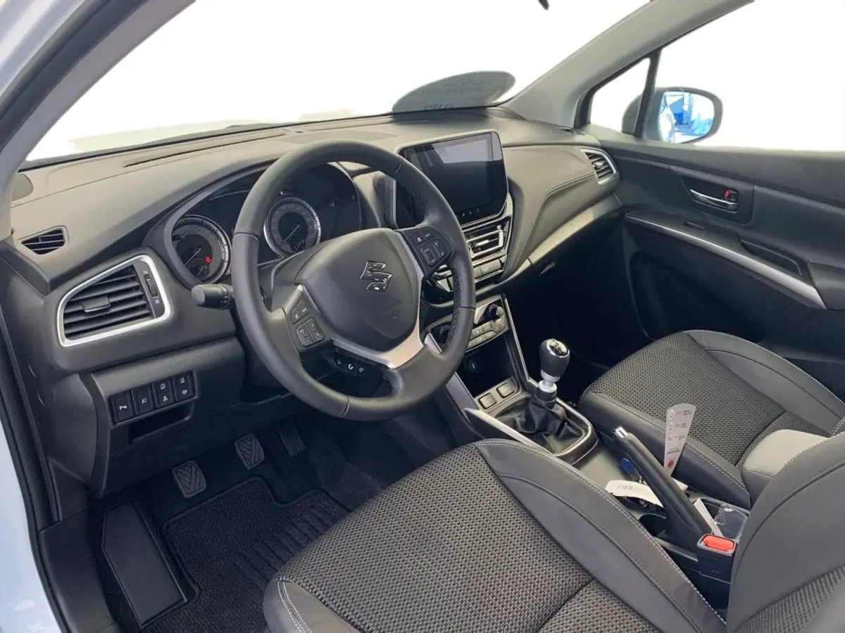 Suzuki S-Cross nuova a Pistoia (9)