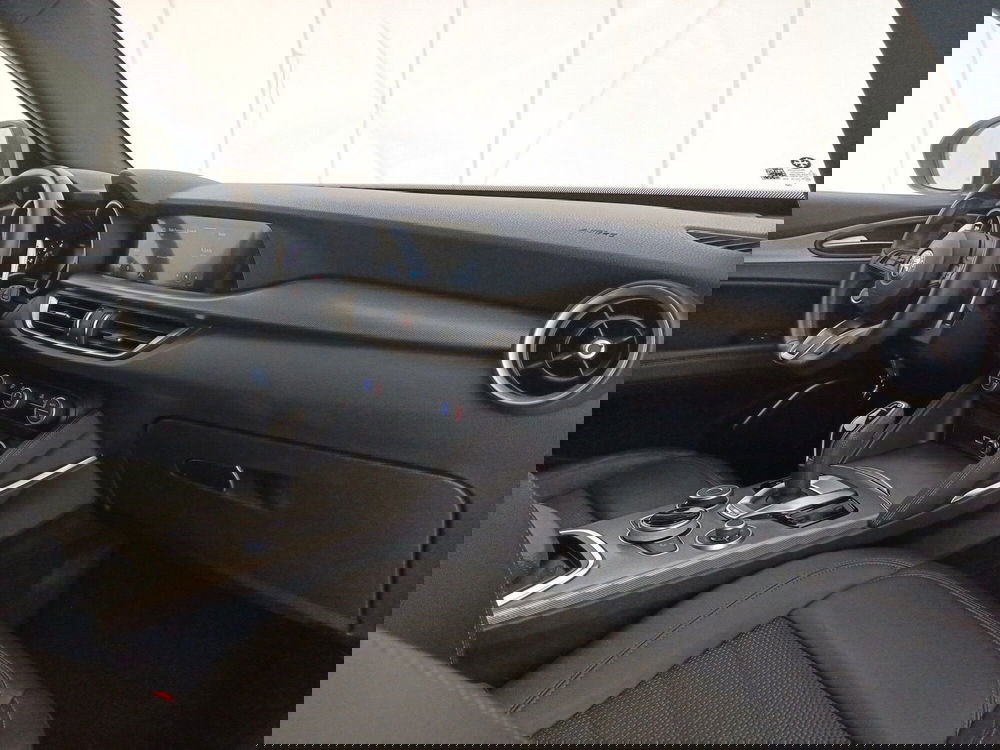 Alfa Romeo Stelvio usata a Bari (7)