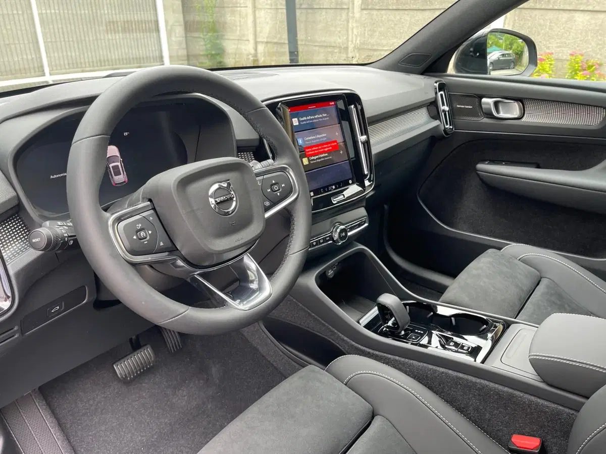 Volvo XC40 nuova a Como (8)