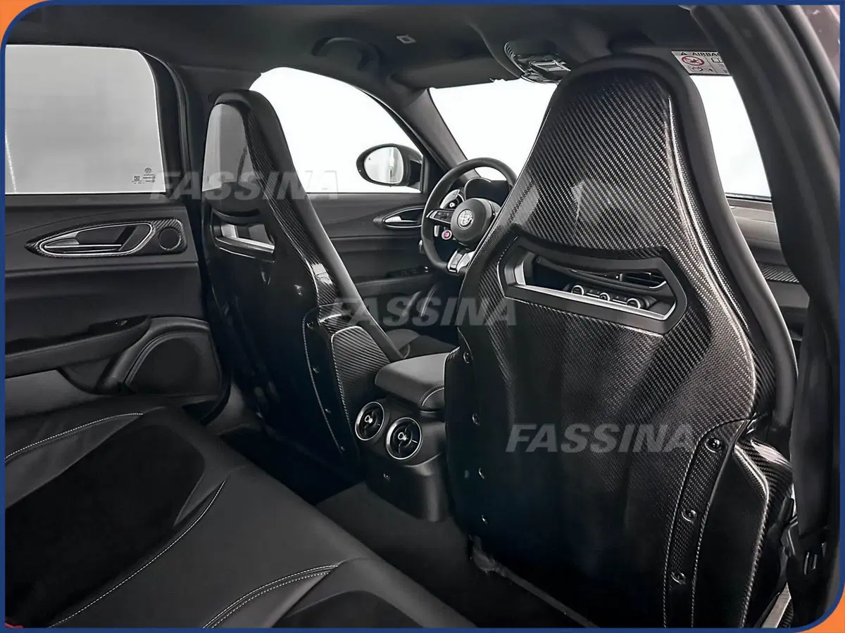 Alfa Romeo Giulia nuova a Milano (14)