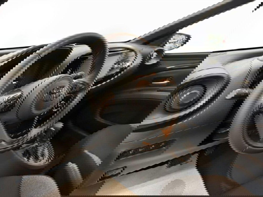 Toyota Aygo X nuova a Monza e Brianza (11)