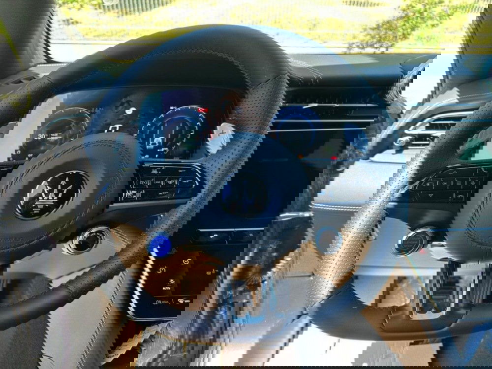 Maserati Grecale nuova a Salerno (18)