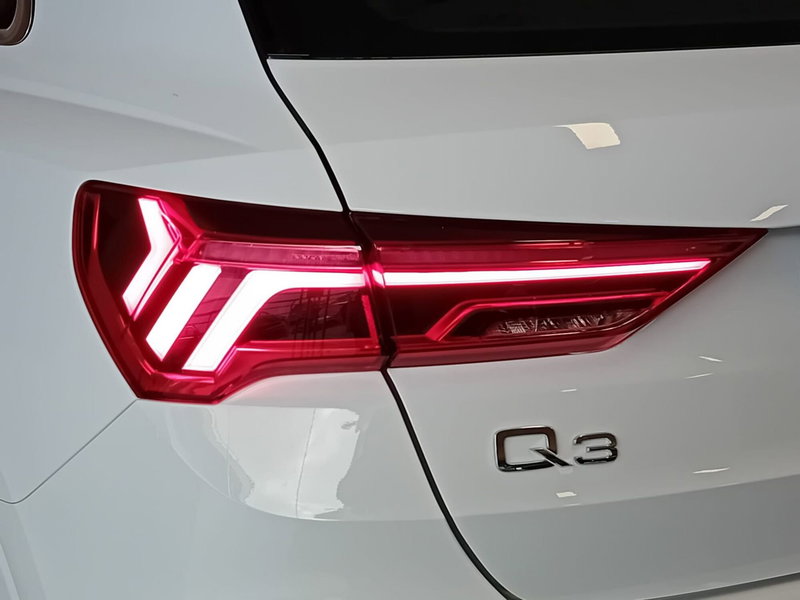 Audi Q3 Sportback nuova a Bari (11)