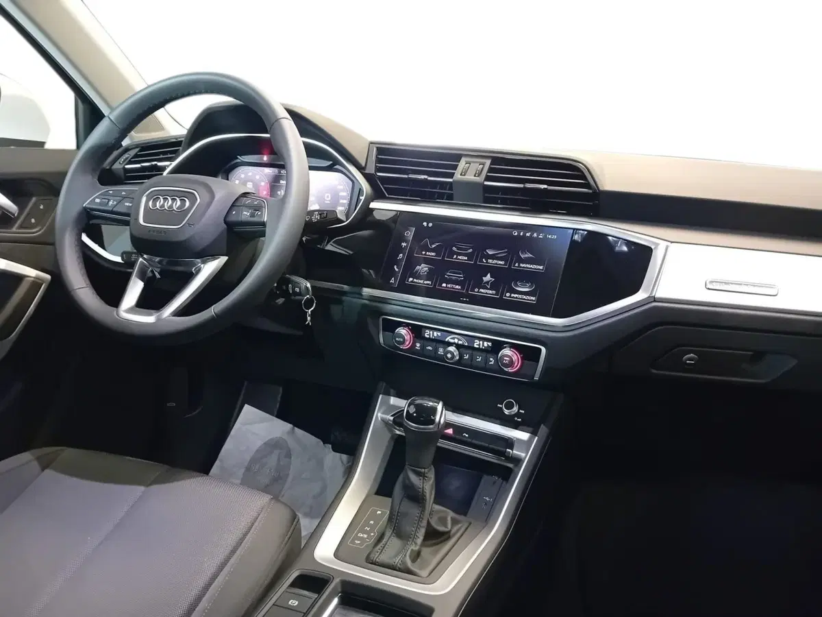 Audi Q3 Sportback nuova a Bari (4)