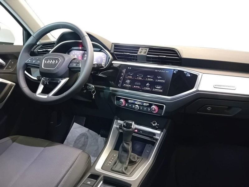 Audi Q3 Sportback nuova a Bari (4)