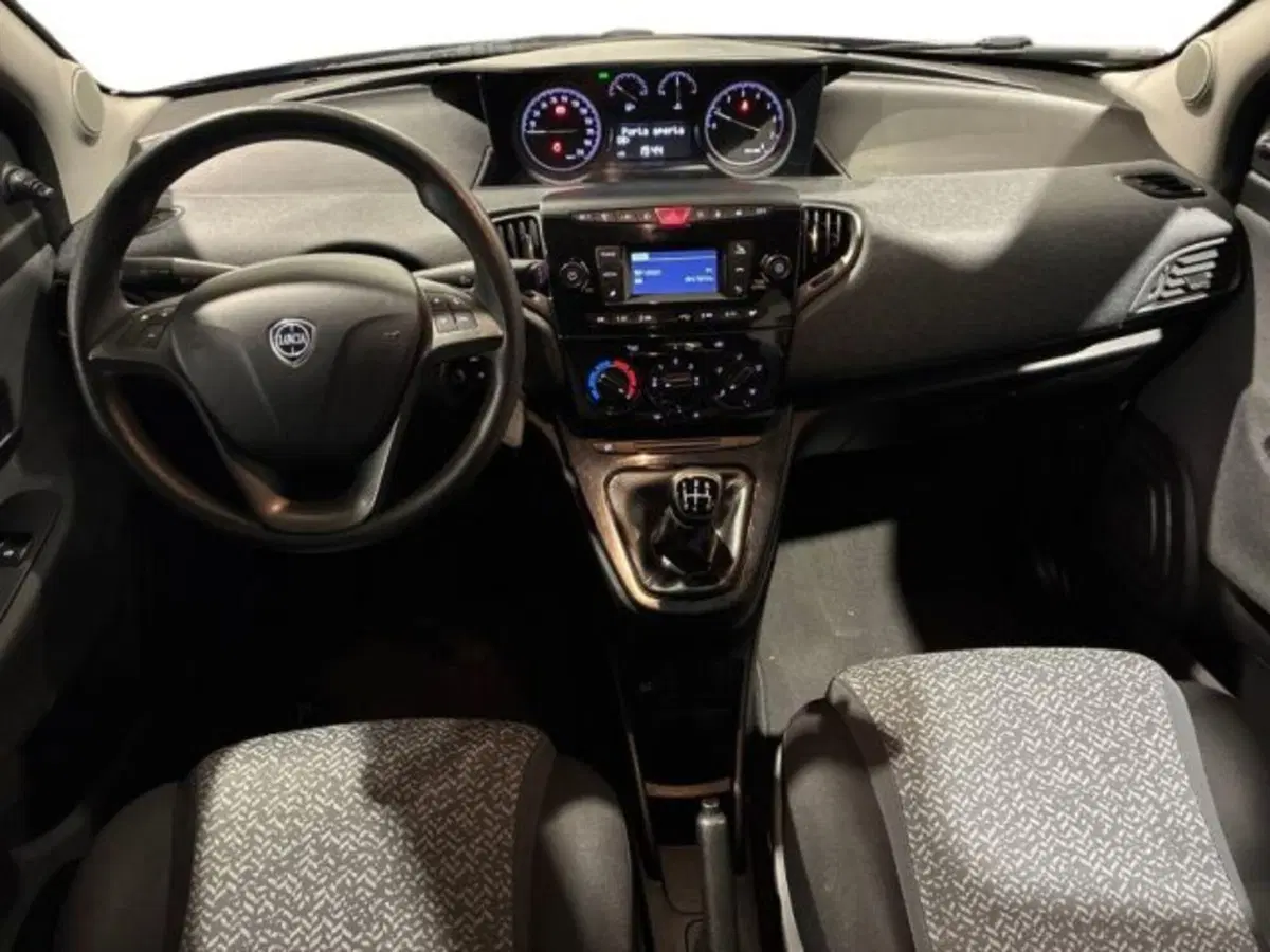 Lancia Ypsilon usata a Ancona (11)