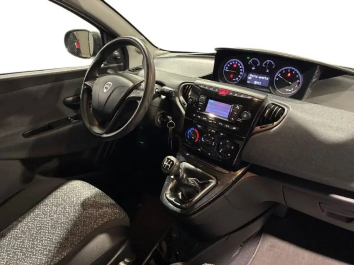 Lancia Ypsilon usata a Ancona (15)