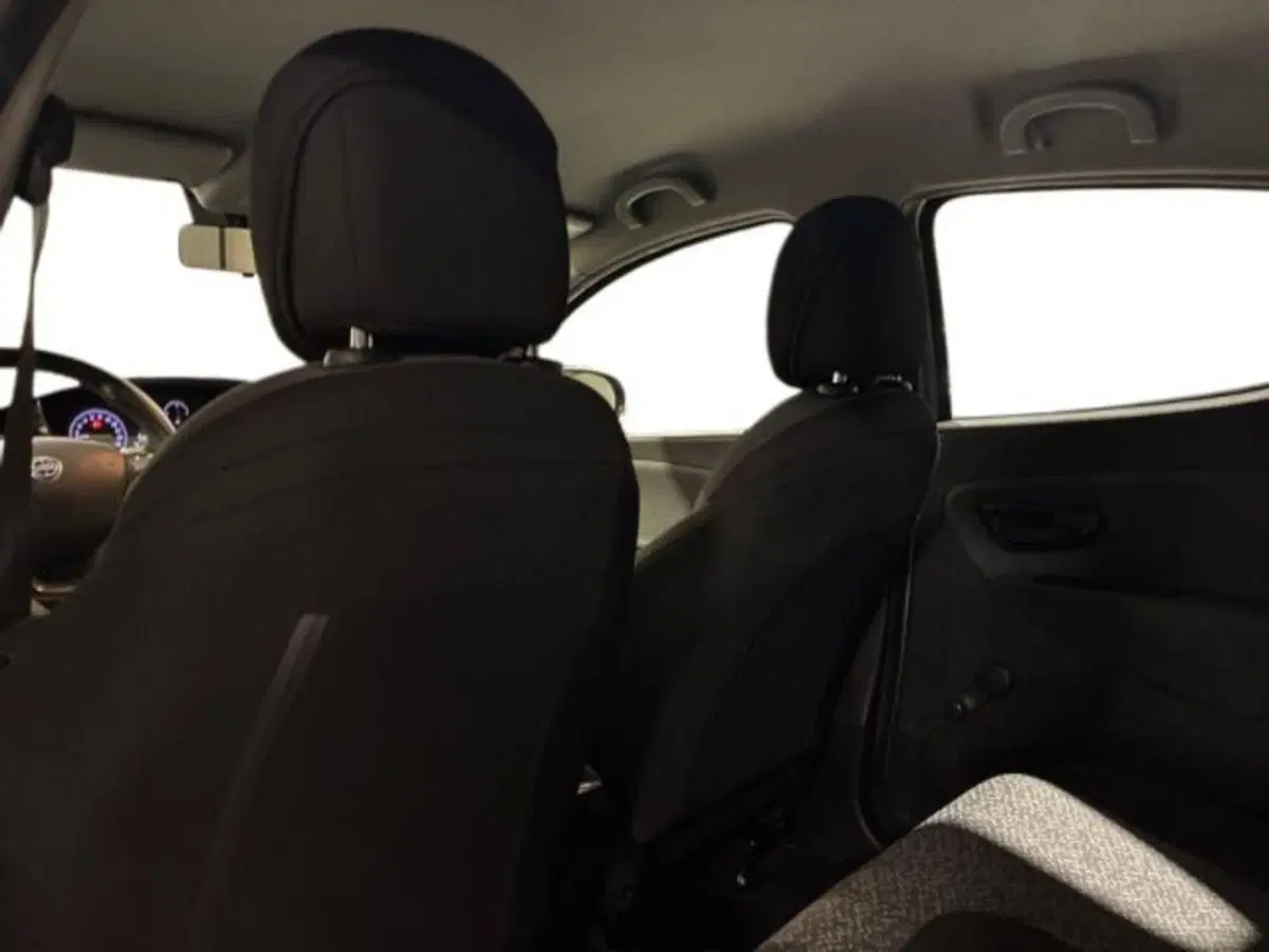 Lancia Ypsilon usata a Ancona (17)