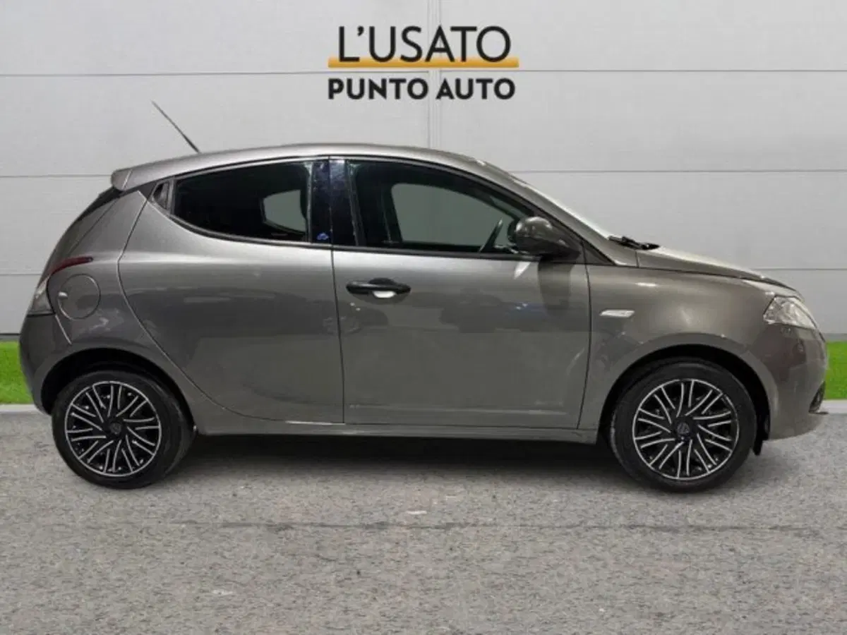 Lancia Ypsilon usata a Ancona (3)