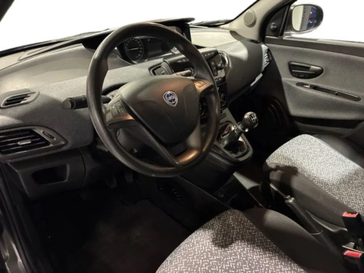 Lancia Ypsilon usata a Ancona (9)