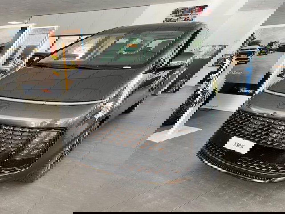 Hyundai Staria nuova a Verbano Cusio Ossola (2)