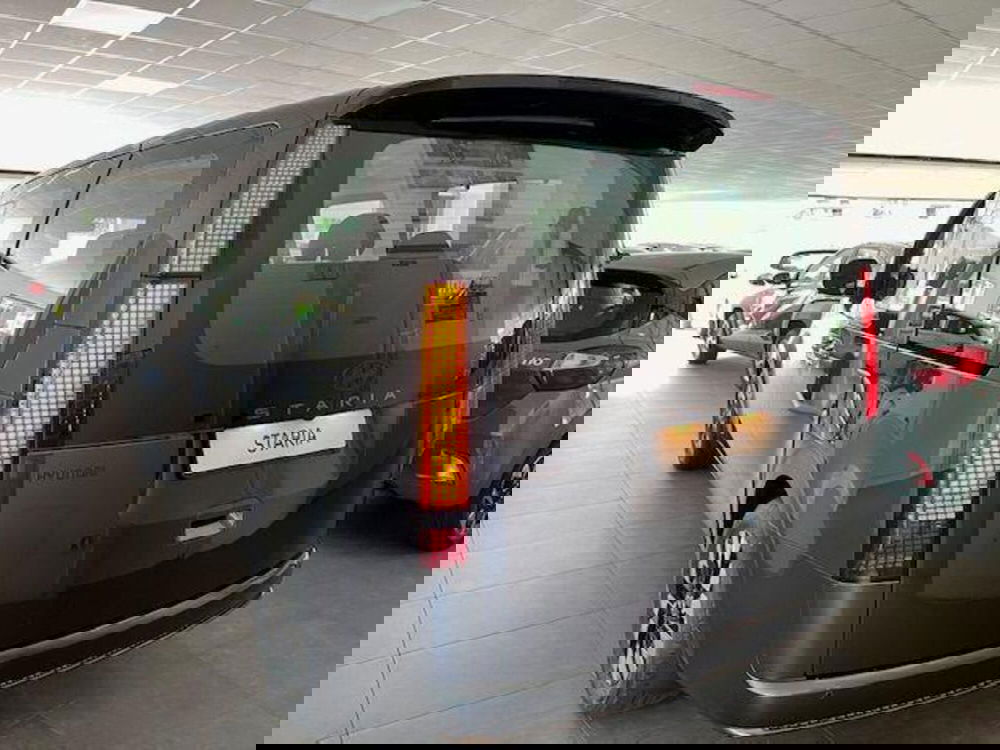 Hyundai Staria nuova a Verbano Cusio Ossola (7)