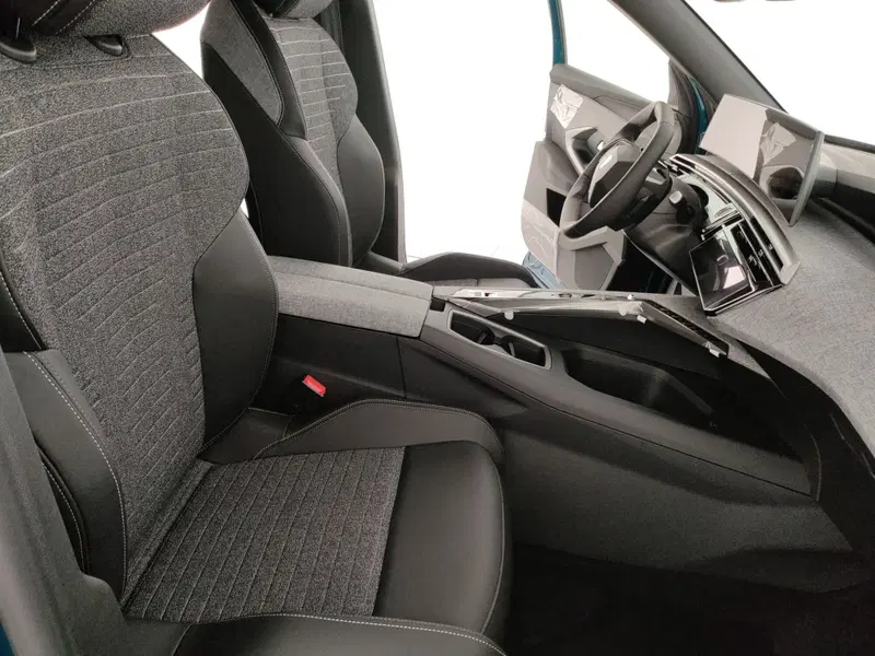 Peugeot 5008 nuova a Caserta (11)