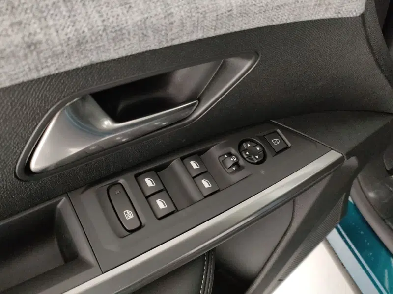 Peugeot 5008 nuova a Caserta (17)