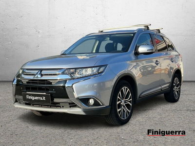 Mitsubishi Outlander 2.2 DI-D 4WD Instyle 7p. del 2016 usata a Poggiridenti