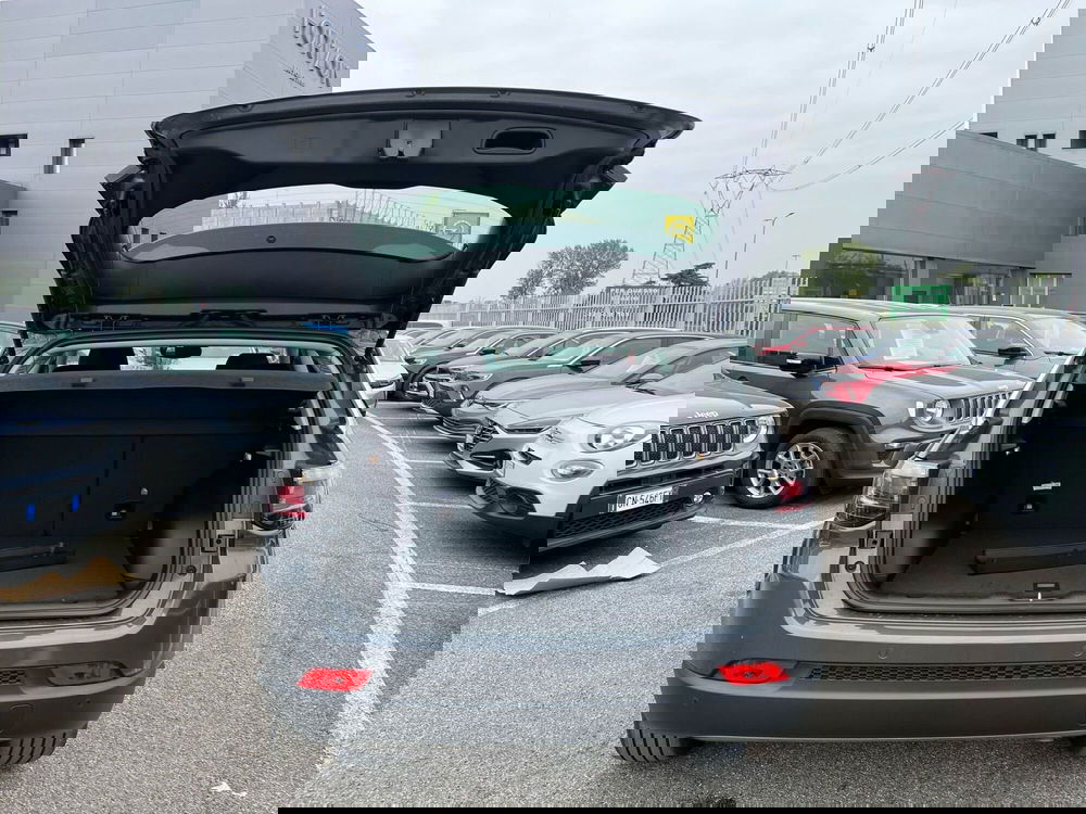 Jeep Compass nuova a Milano (9)